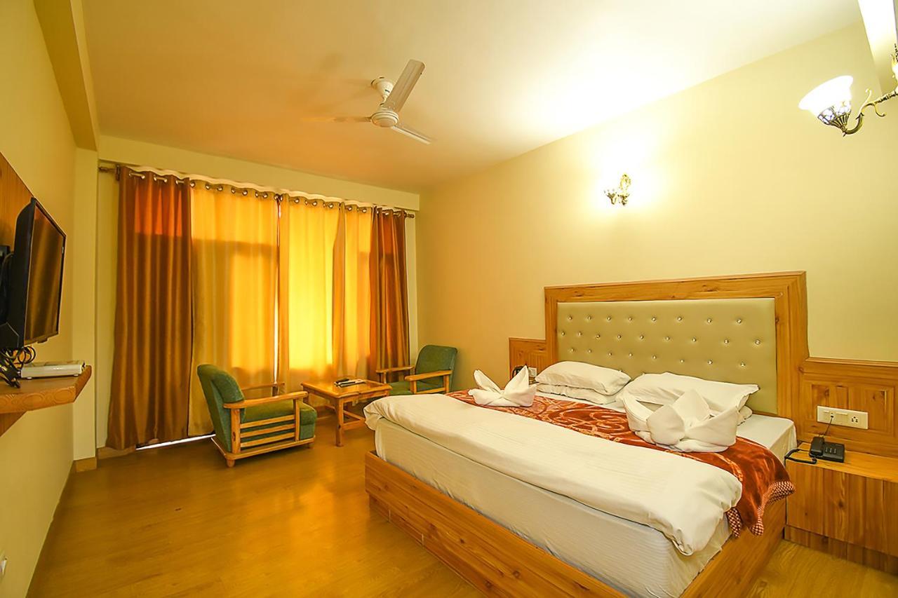 New Ambika International Mall Road Manali (Himachal Pradesh)