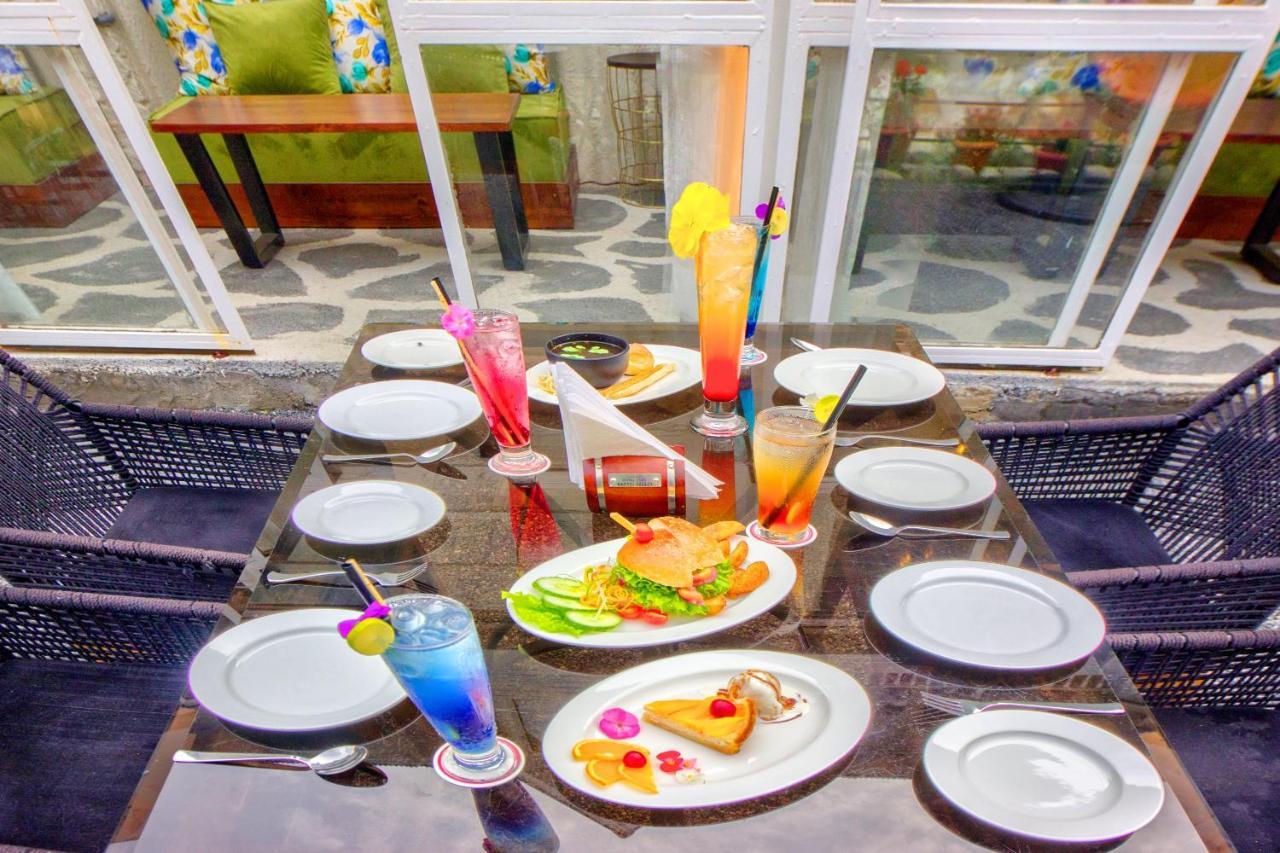 Hotel Paradise-the Whitehouse Cafe