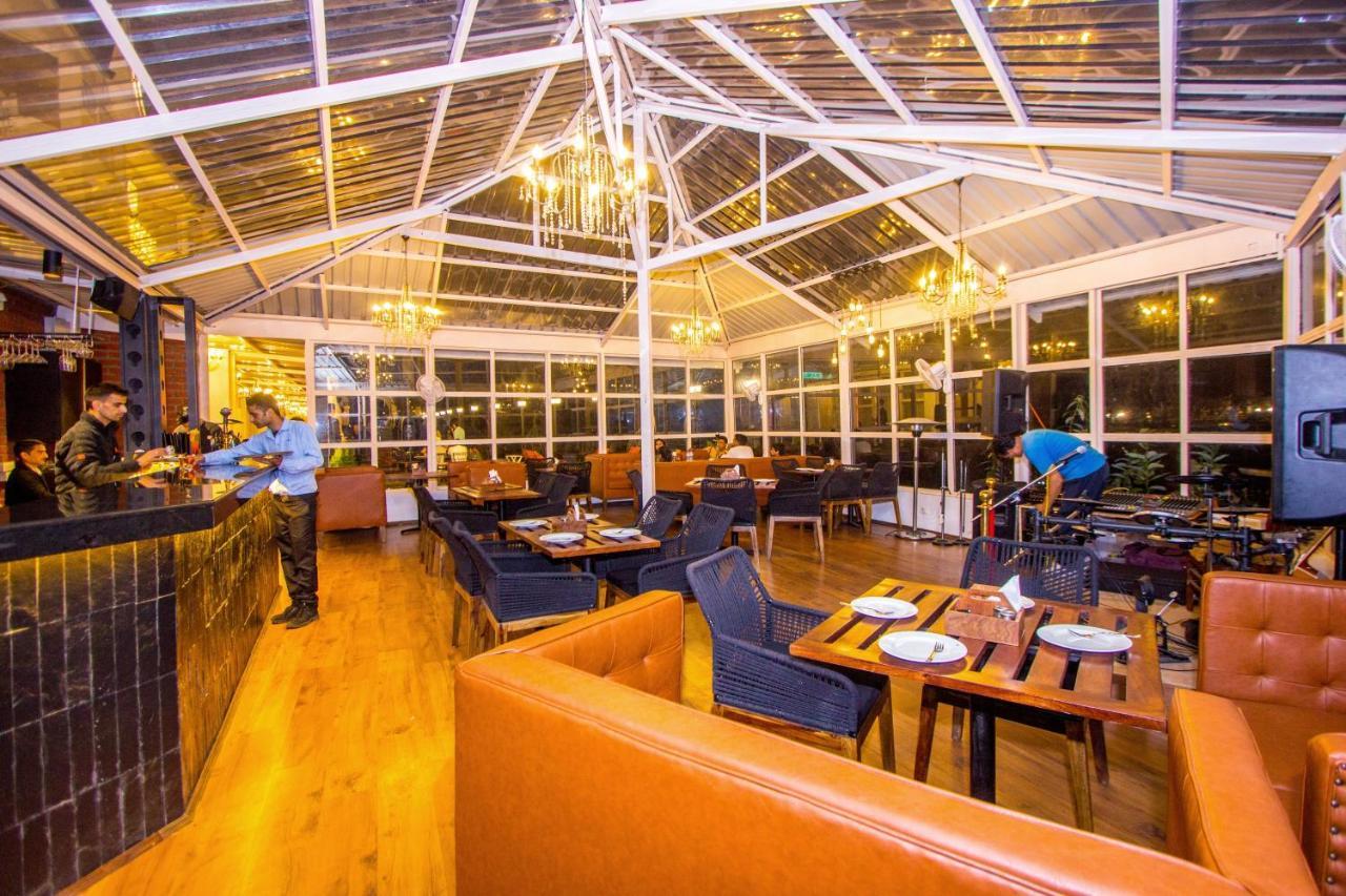 Paradise-the Whitehouse Cafe Hotel