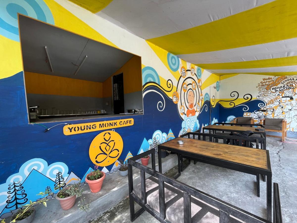 Hostel Young Monk & Cafe Old *