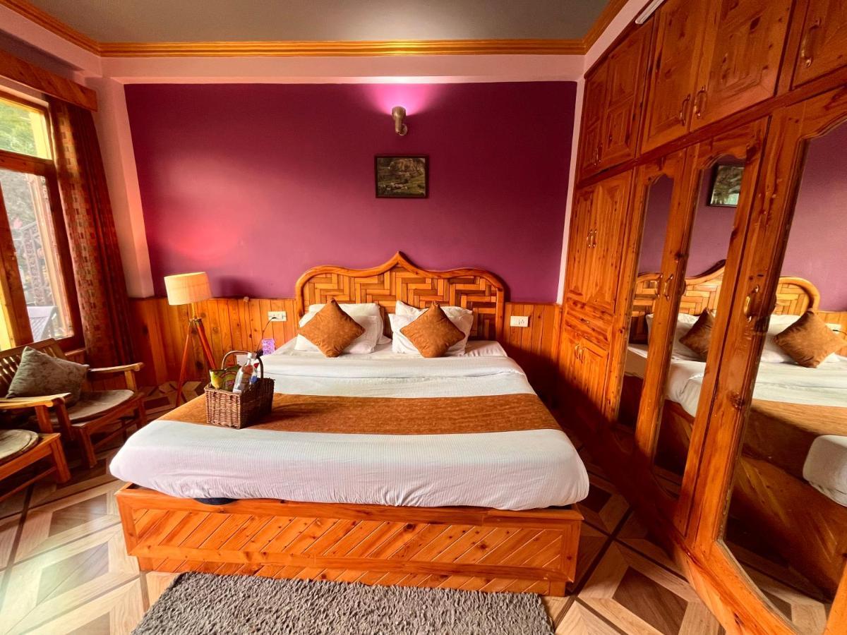 Woods Villa- A Luxury Mountains View Cottages Apartment Manali (Himachal Pradesh)