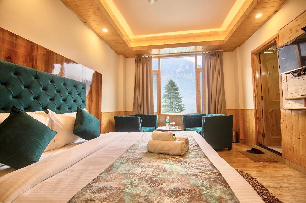 North Deodar Avenue,