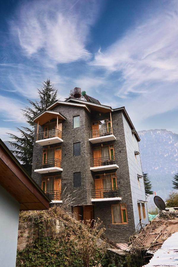 North Deodar Avenue,