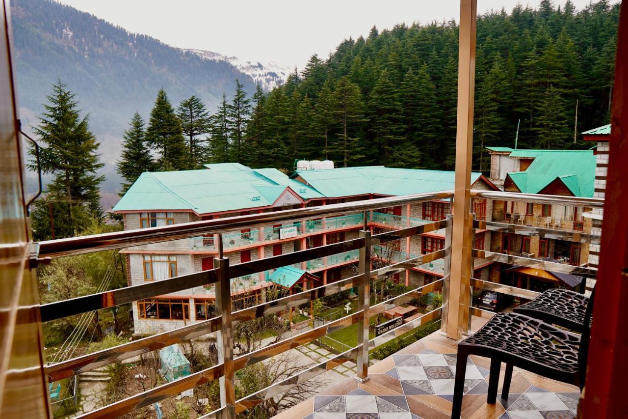 North Deodar Avenue,