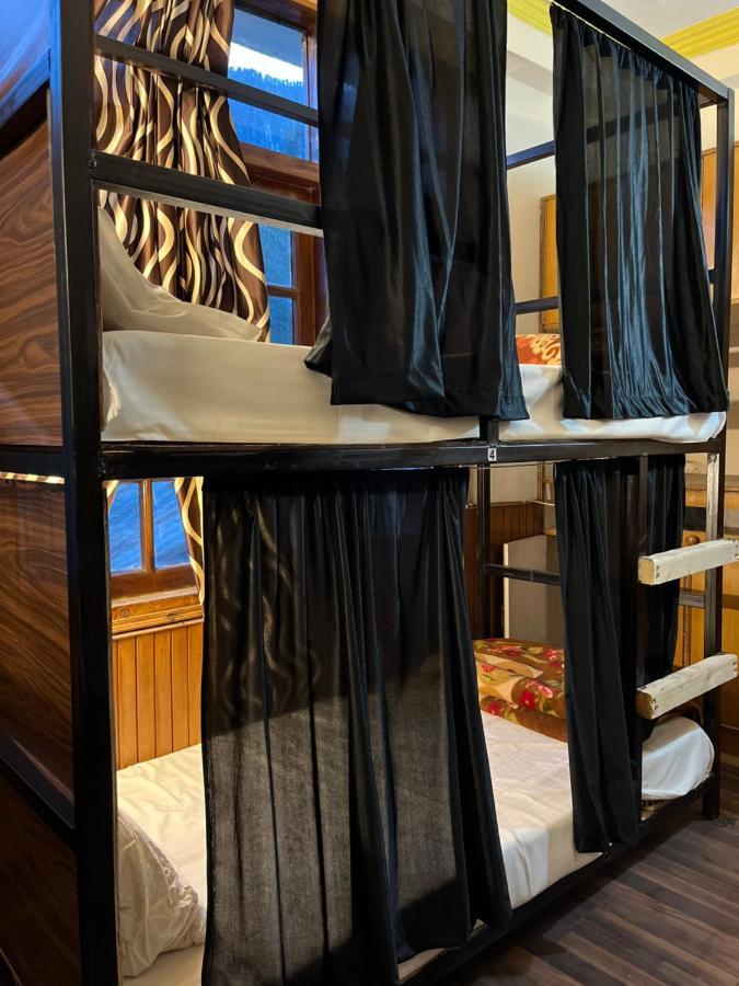 Mad Monkeyss Hostel