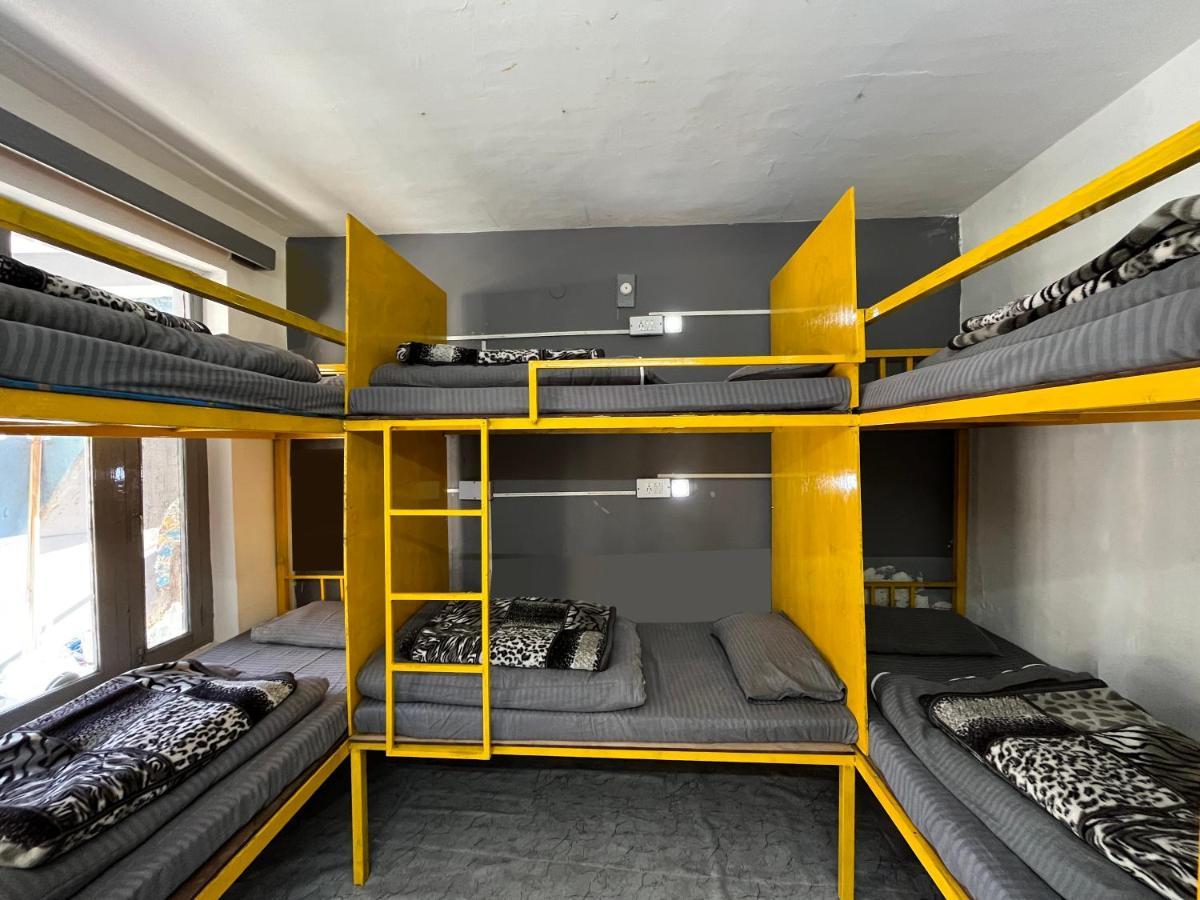 Hostel Young Monk & Cafe Old Manali (Himachal Pradesh)