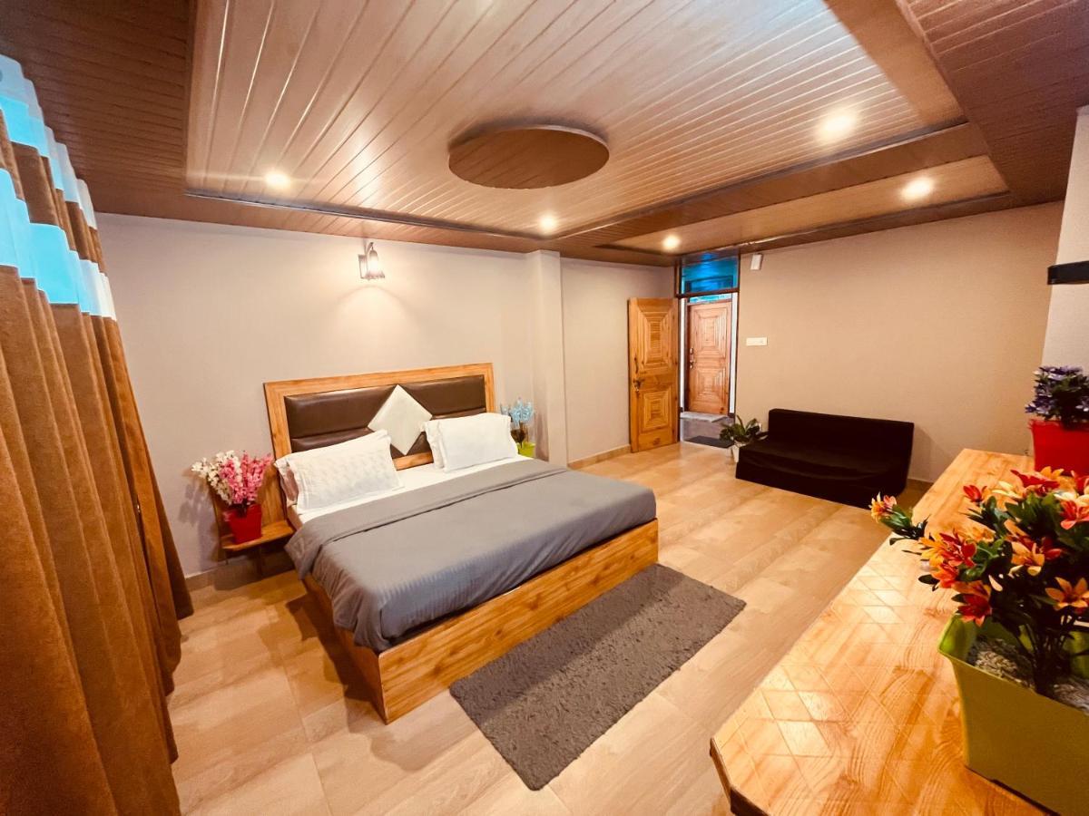 Hollywood - Rated & Awarded In Apartment