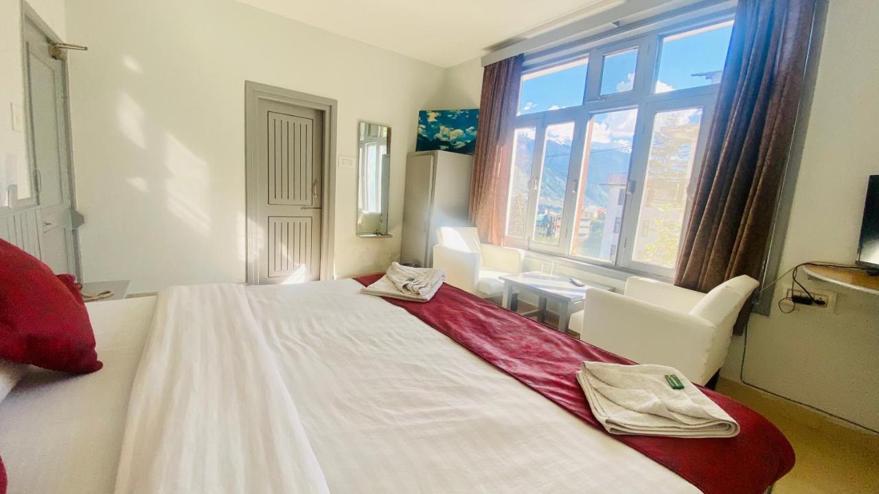 Hotel The Meadows Open Terrace Bonfire Hotel Manali (Himachal Pradesh)