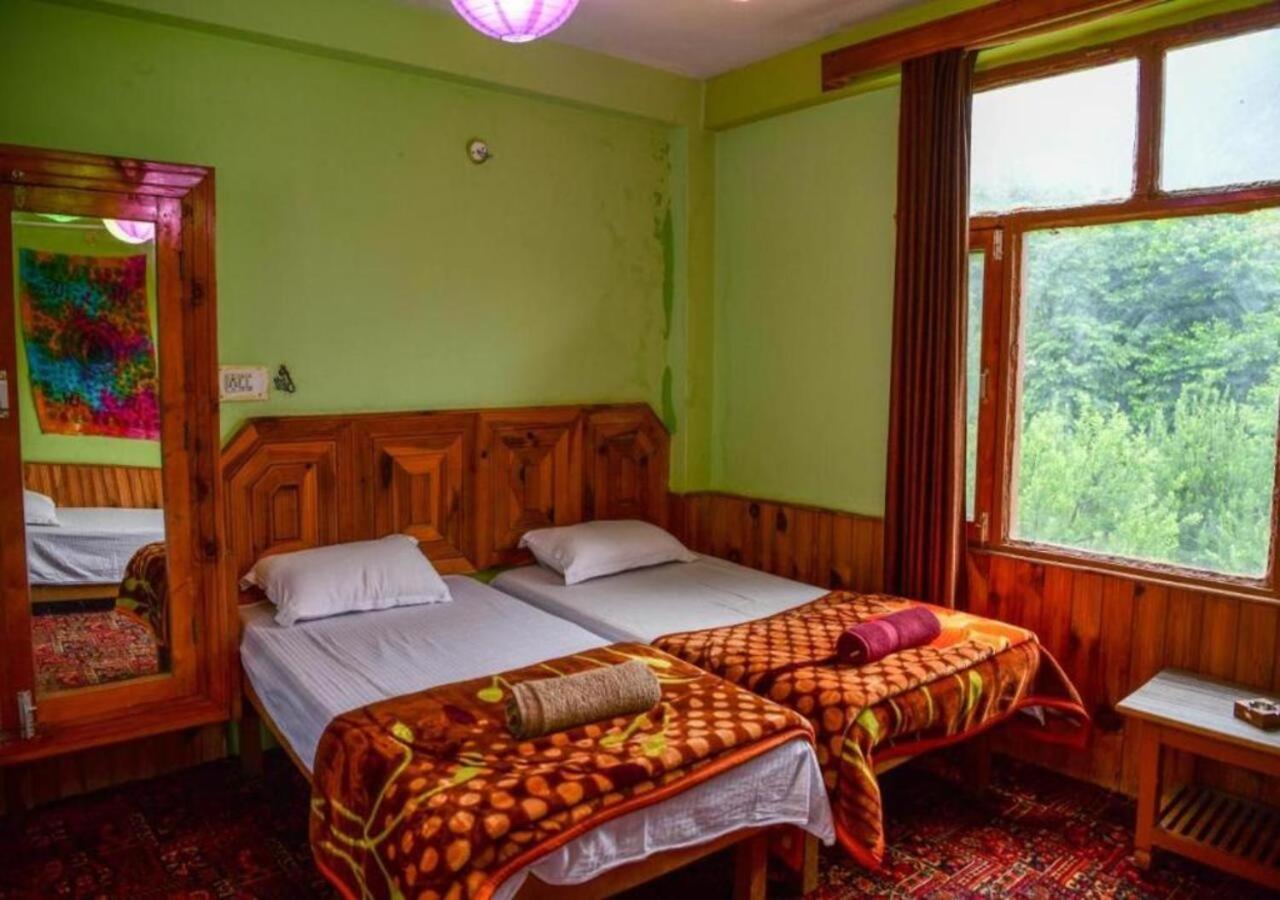 Yolo Backpackers - Hostel