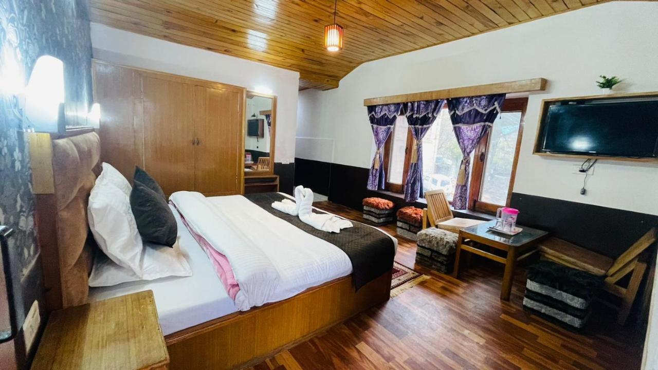 Hilltop At Mall Road With Open Terrace Hotel