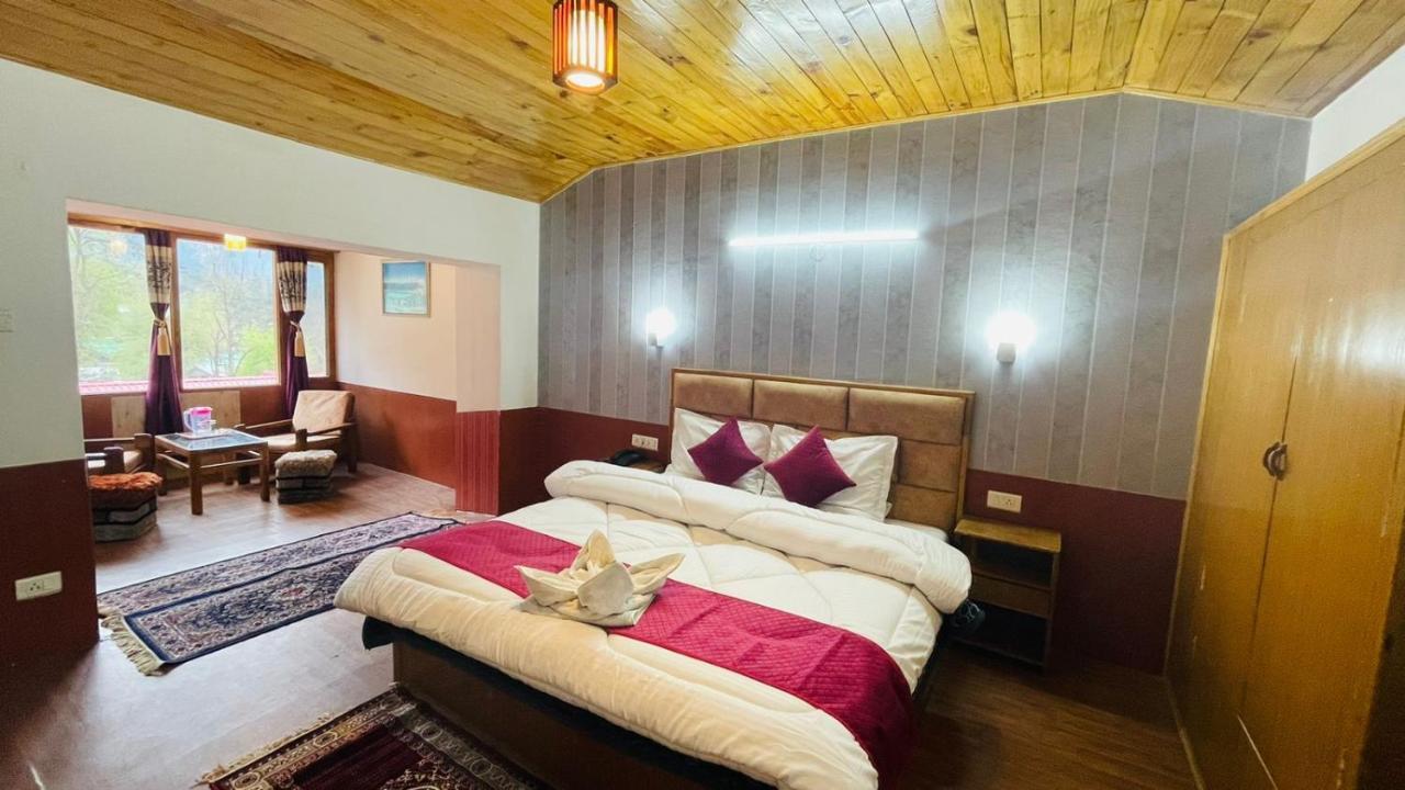 Hotel Hilltop At Mall Road With Open Terrace Manali (Himachal Pradesh)