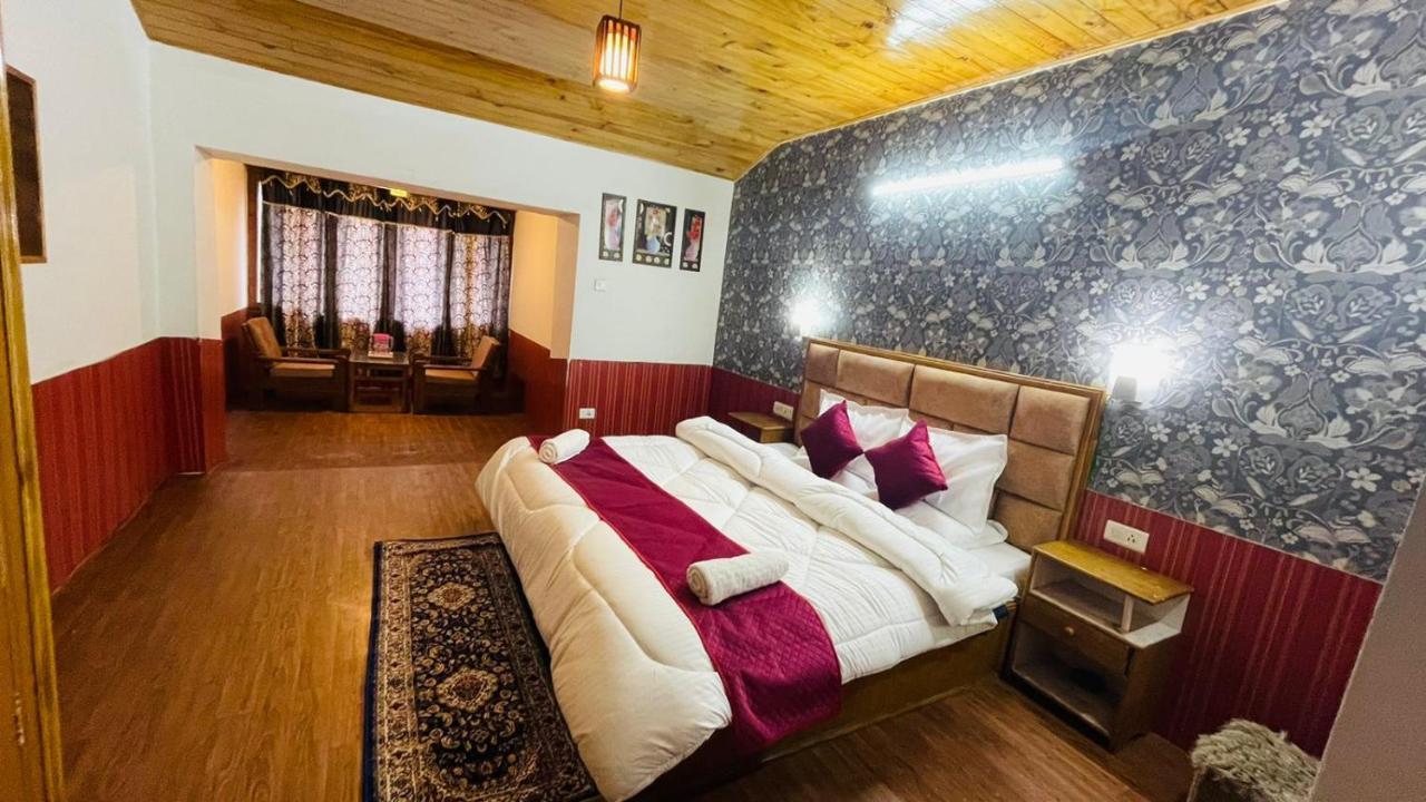 Hilltop At Mall Road With Open Terrace Hotel 2*