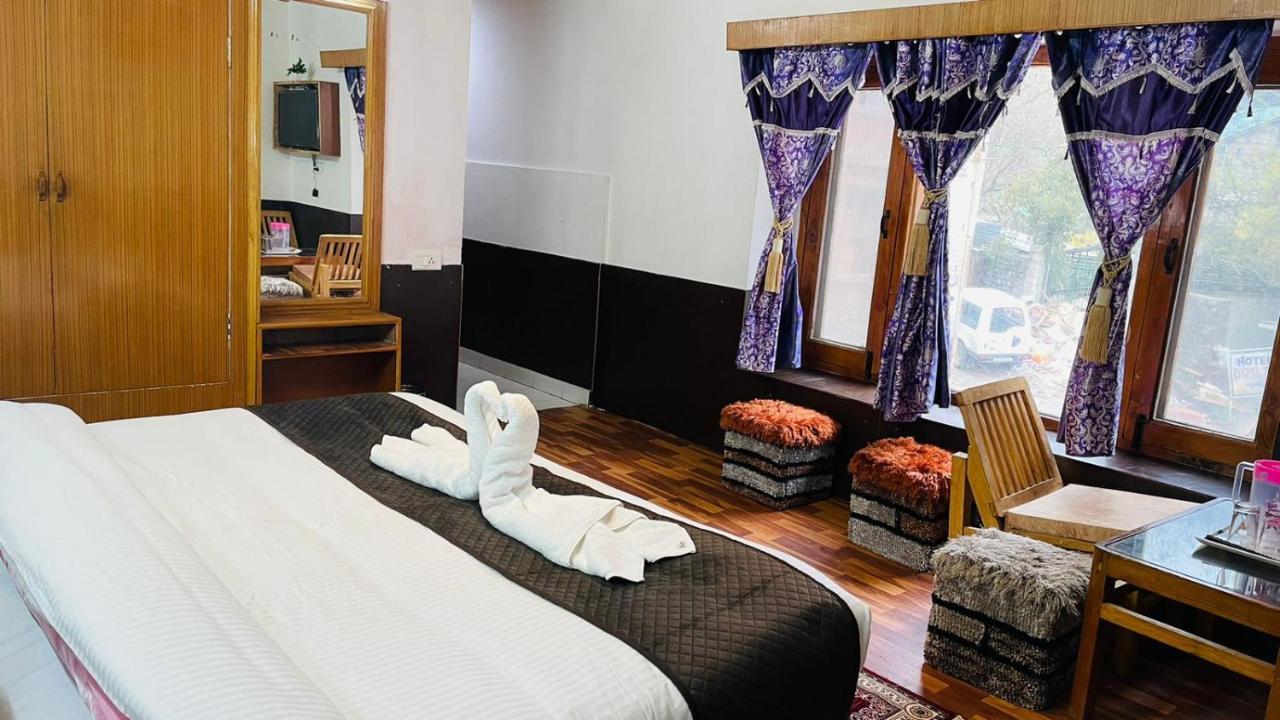 Hilltop At Mall Road With Open Terrace Hotel 2*
