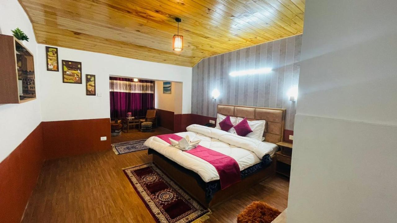 Hotel Hilltop At Mall Road With Open Terrace Manali (Himachal Pradesh)