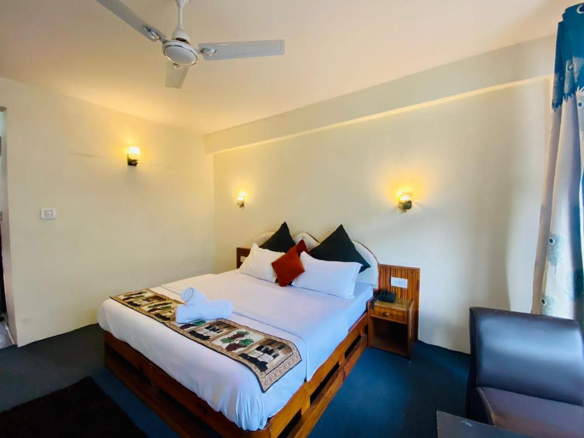 Apartment Aastha Regency, Unlimited Free Breakfast And Dinner Include *