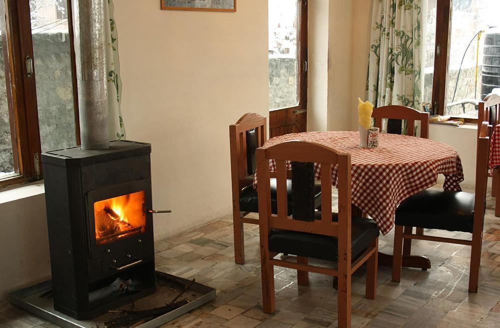 Tourist 10 Minutes Walking Distance From The Mall * Manali (Himachal Pradesh)