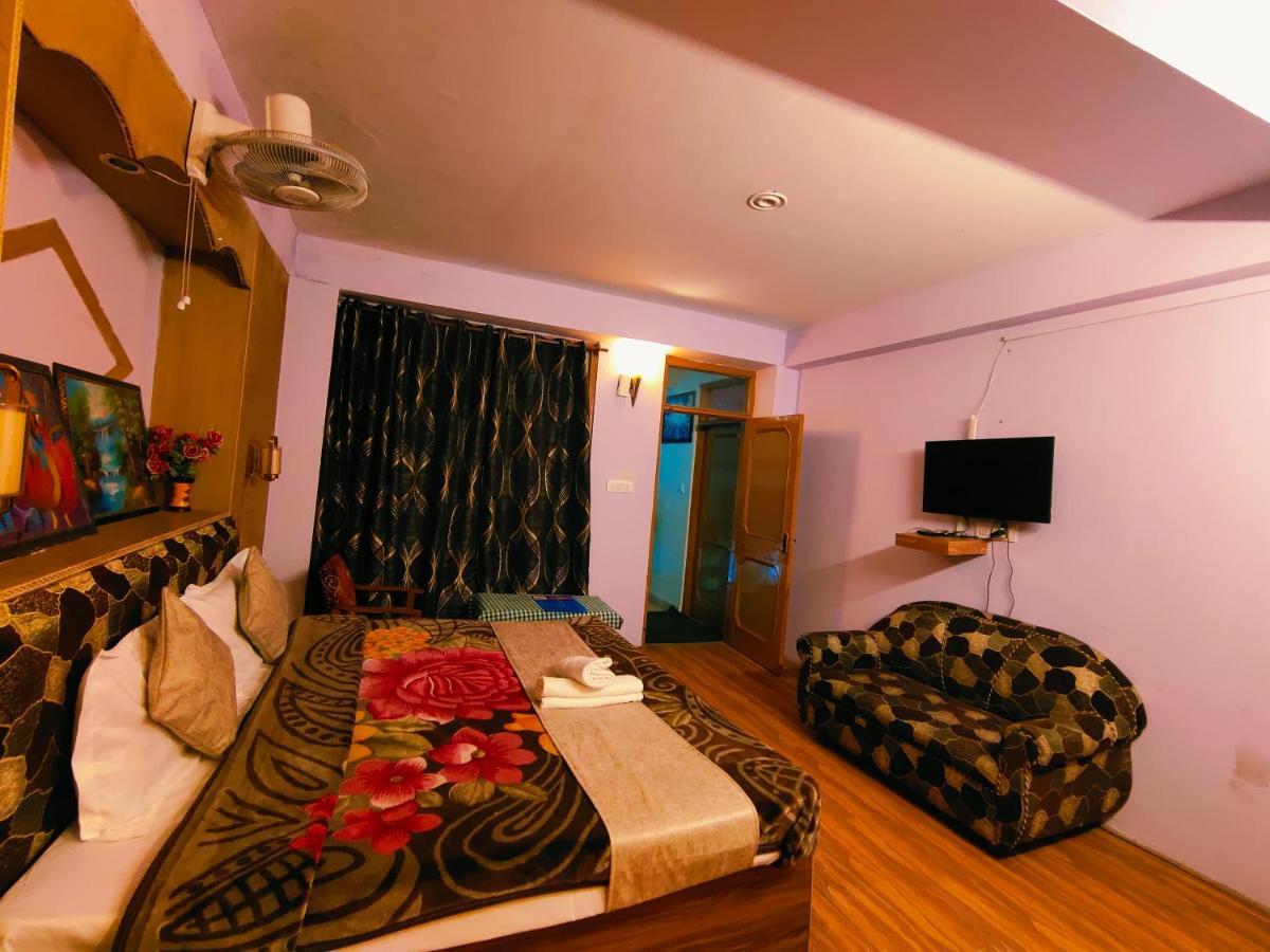 Hotel Chetna & 3*