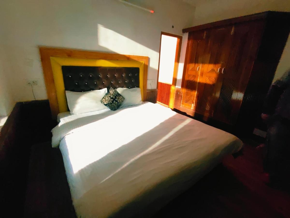 Chetna & 3* Manali (Himachal Pradesh)