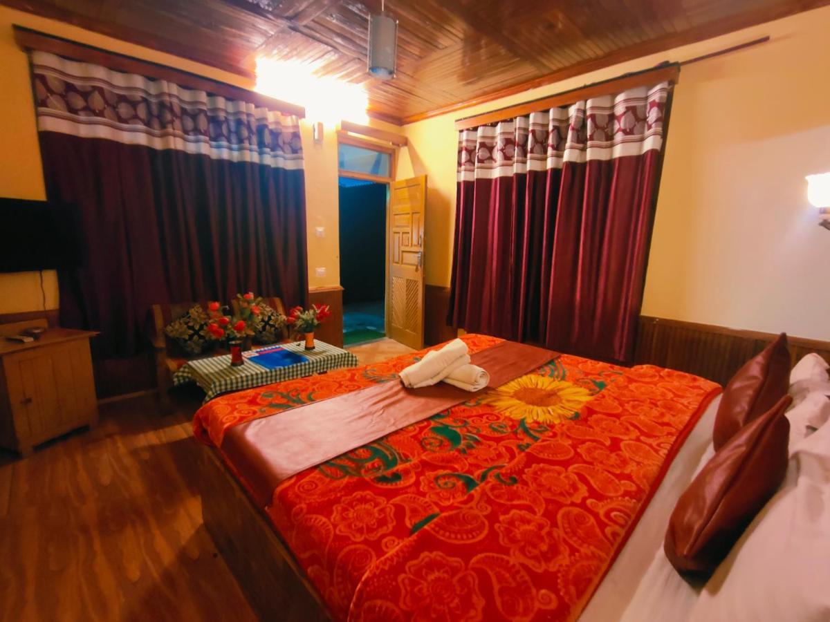 Chetna & 3* Manali (Himachal Pradesh)