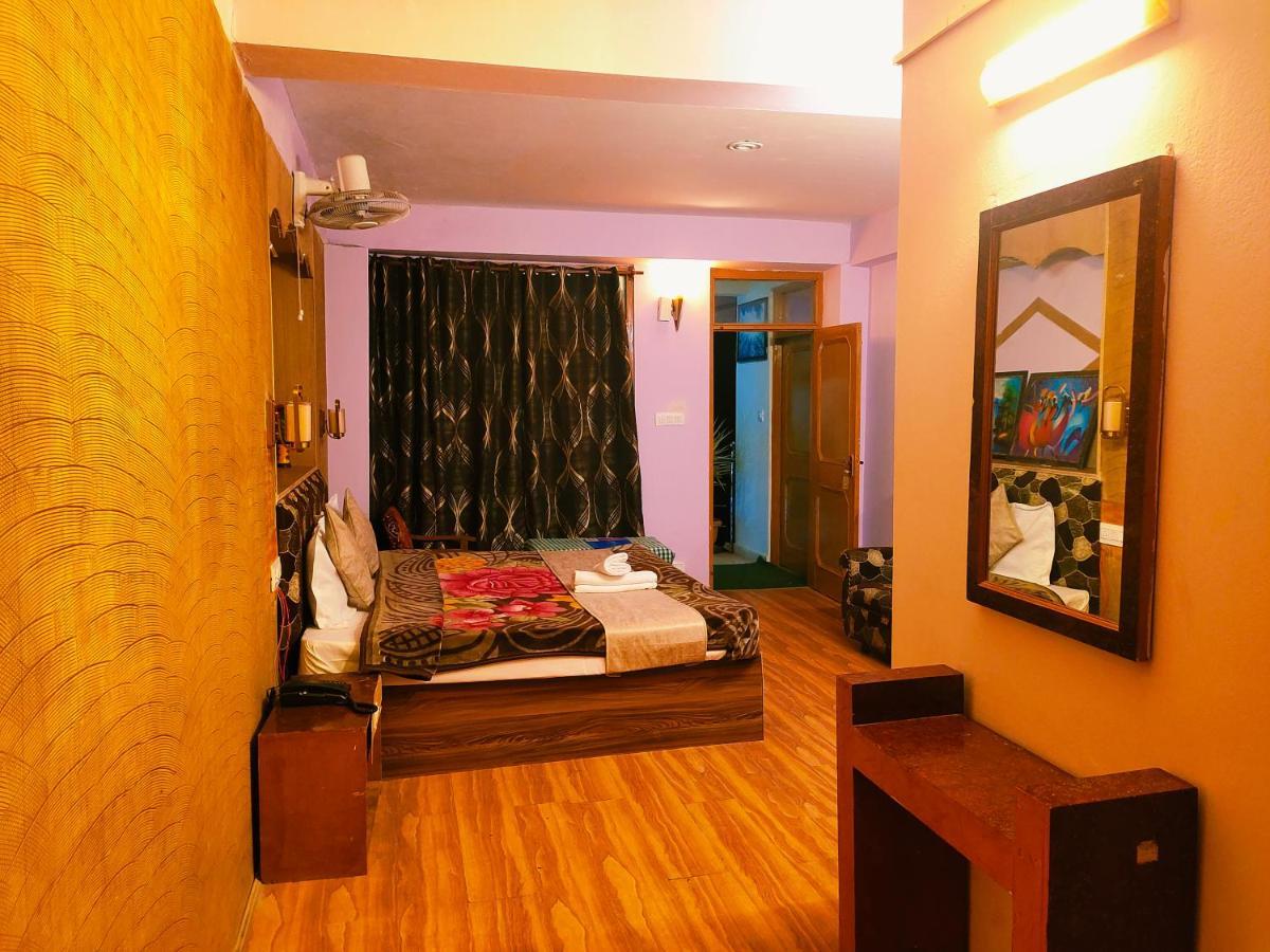 Chetna & 3* Manali (Himachal Pradesh)