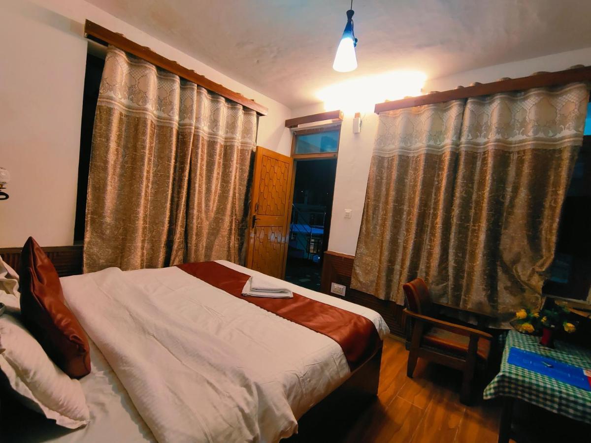 Hotel Chetna & 3*