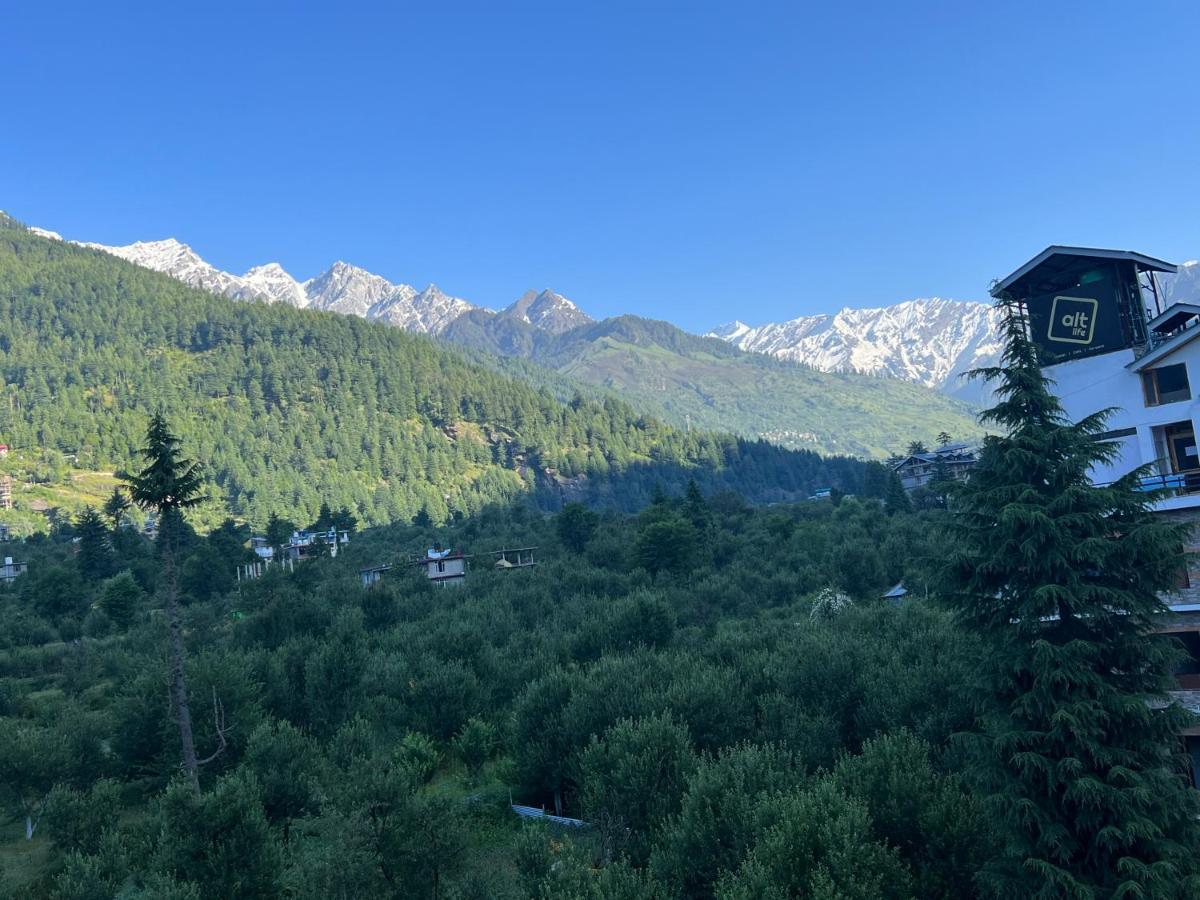 Hotel Old With Balcony & Mountain View, Near Club House Manali (Himachal Pradesh)