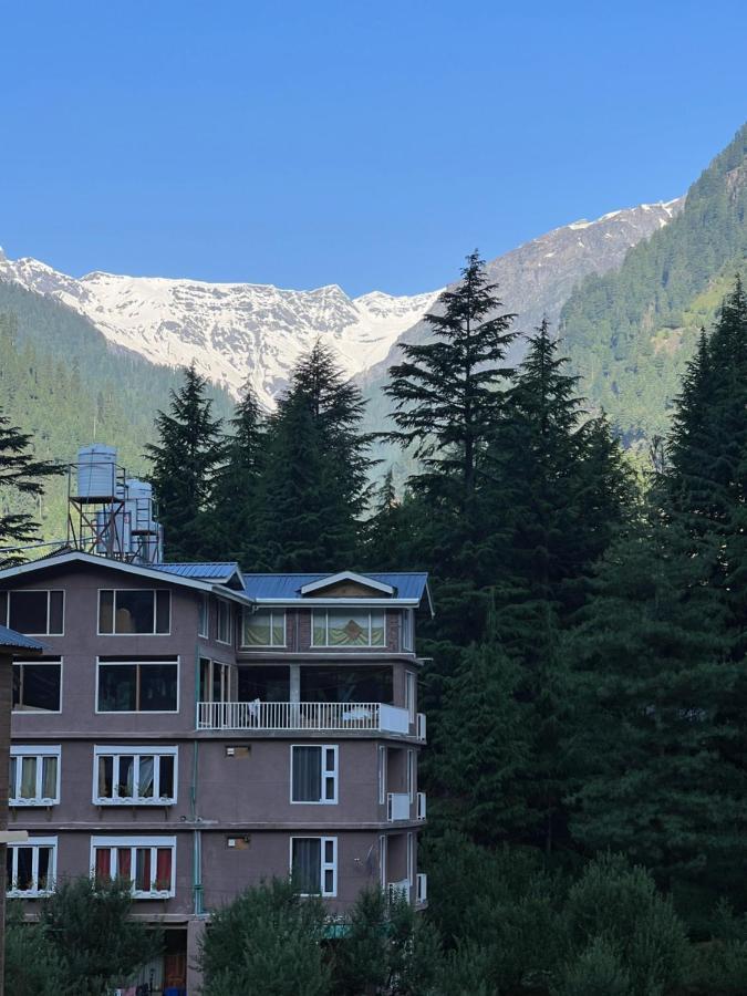 Hotel Old With Balcony & Mountain View, Near Club House Manali (Himachal Pradesh)