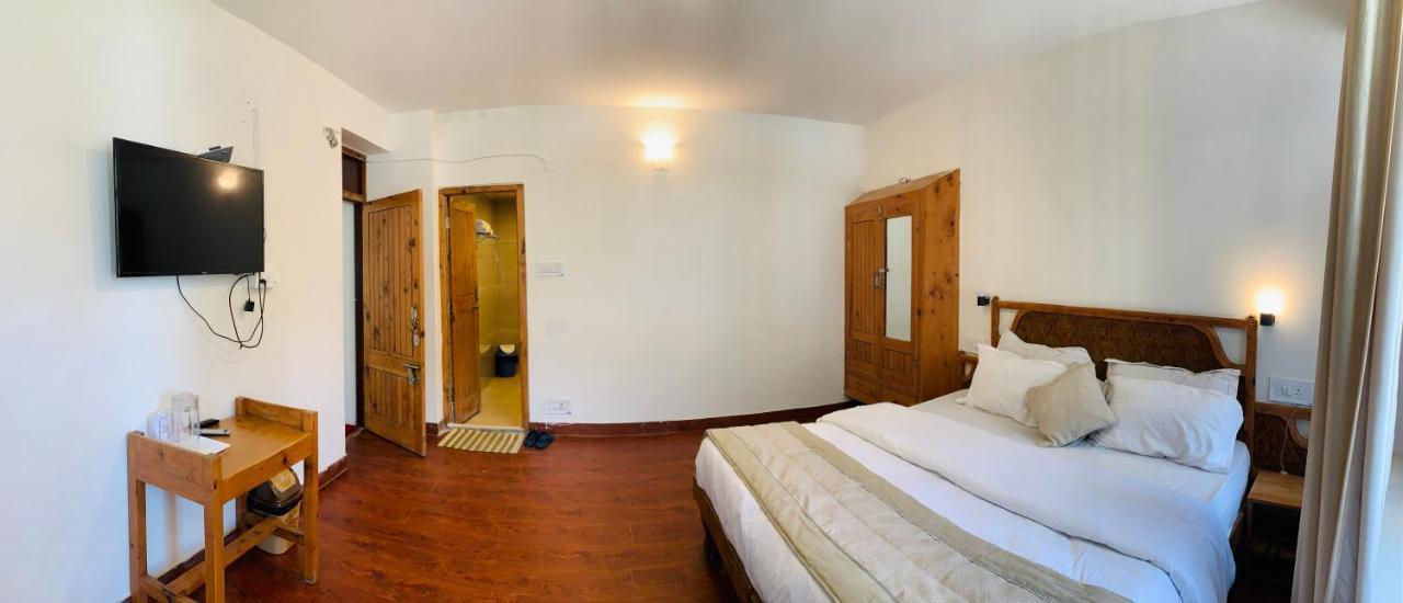 Tourist 10 Minutes Walking Distance From The Mall Hotel Manali (Himachal Pradesh)