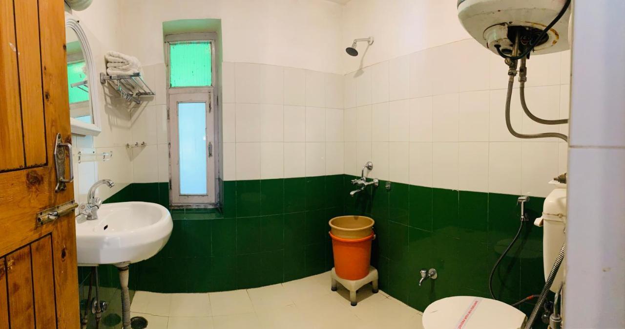 Tourist 10 Minutes Walking Distance From The Mall Manali (Himachal Pradesh)