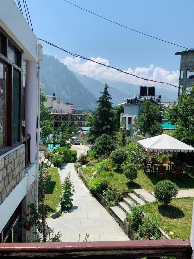 Tourist 10 Minutes Walking Distance From The Mall Hotel