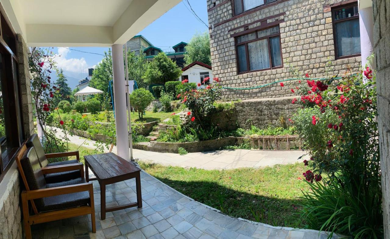 Tourist 10 Minutes Walking Distance From The Mall Manali (Himachal Pradesh)