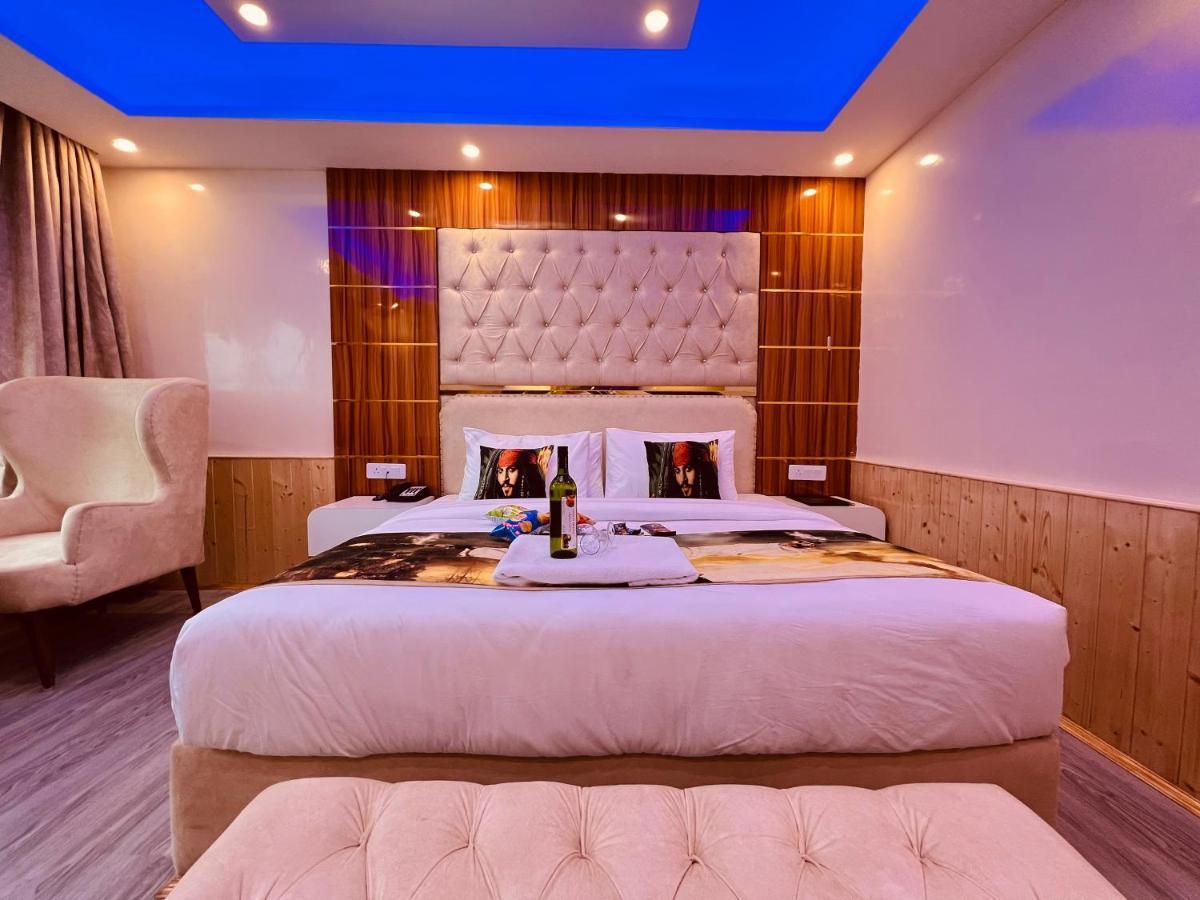 Hill River - Heated & Air Cooled, Near Mall Road - Parking, Lawn, Playing Zone & Much - Couple Friendly Resort