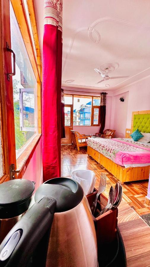 Manu Vatika Near Mall Road, Hotel *