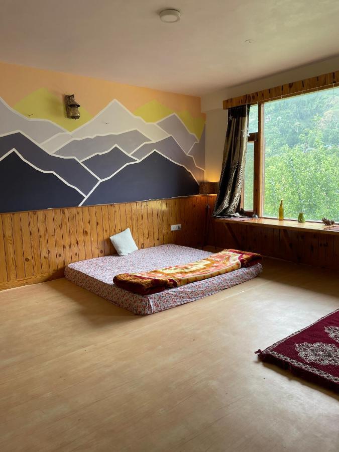 Hotel Roomshala 130 Duffers Door Manali (Himachal Pradesh)