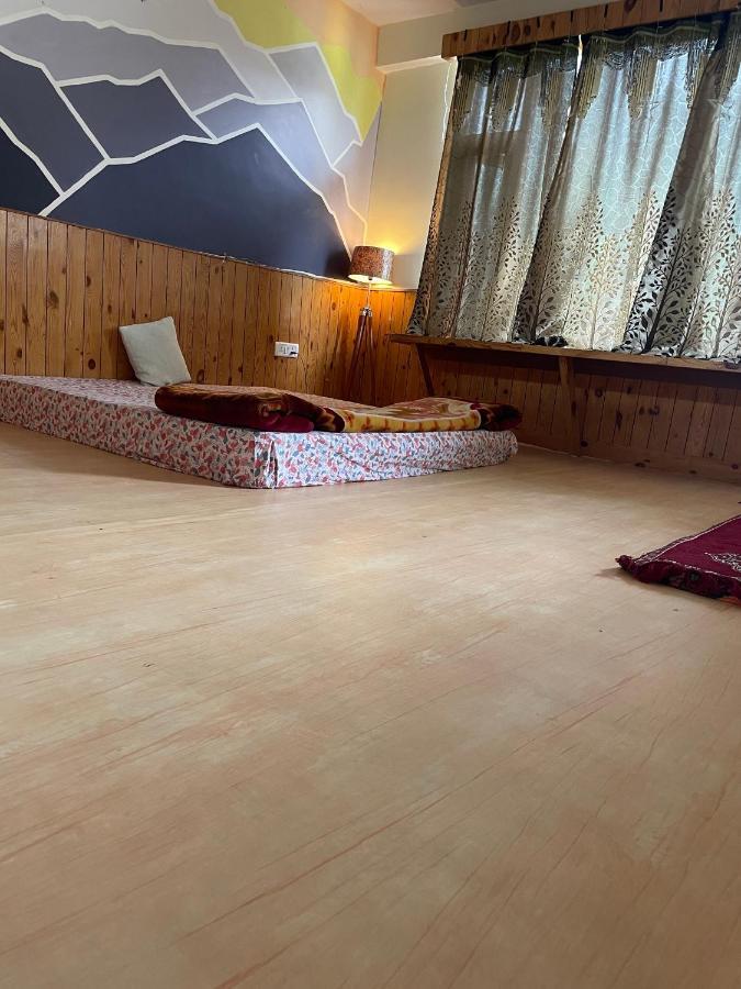 Hotel Roomshala 130 Duffers Door Manali (Himachal Pradesh)