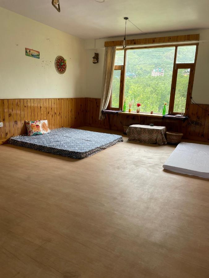 Hotel Roomshala 130 Duffers Door Manali (Himachal Pradesh)