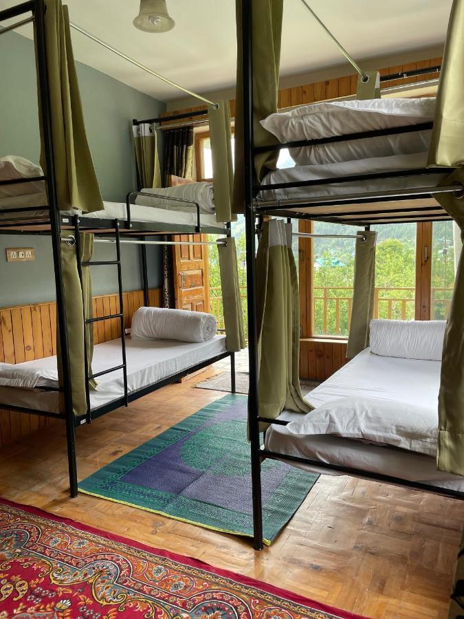 Hotel Roomshala 130 Duffers Door Manali (Himachal Pradesh)