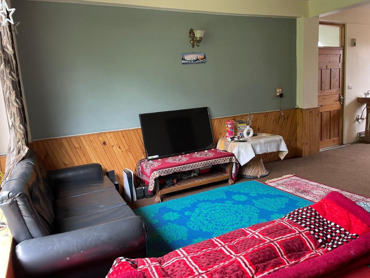 Hotel Roomshala 130 Duffers Door Manali (Himachal Pradesh)