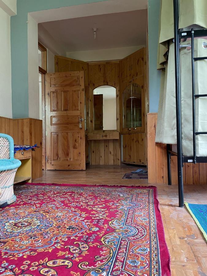 Hotel Roomshala 130 Duffers Door Manali (Himachal Pradesh)