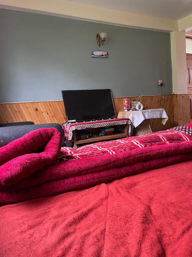 Hotel Roomshala 130 Duffers Door Manali (Himachal Pradesh)