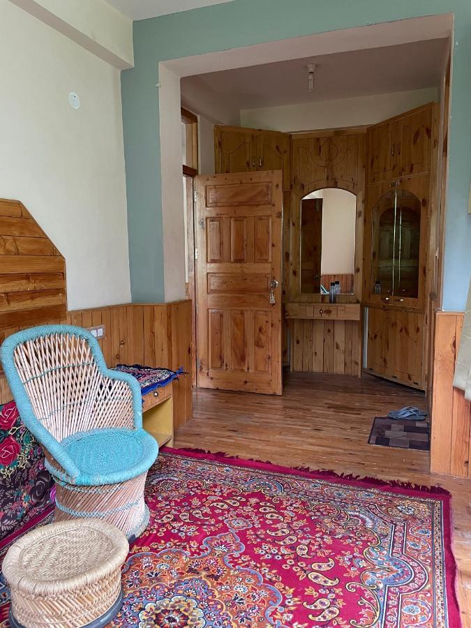 Hotel Roomshala 130 Duffers Door Manali (Himachal Pradesh)