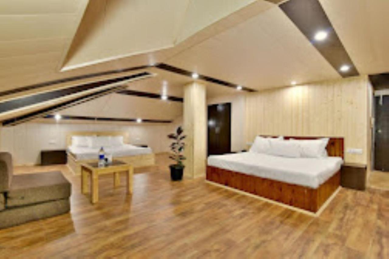 Devlok, Hotel