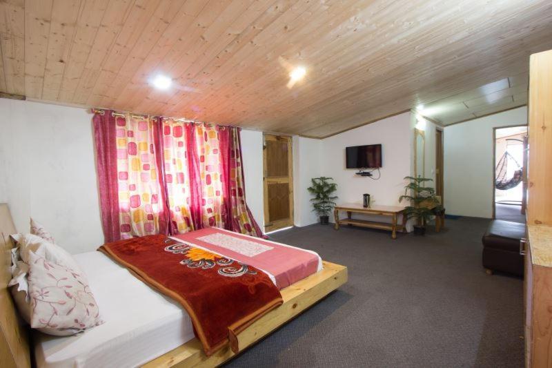 Utsav Hotel *