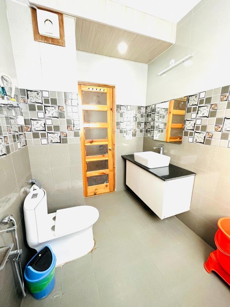 Vista - Centrally Heated ! Air Cooled ! - Managed By The Four Season ! Close To Mall Road Hotel