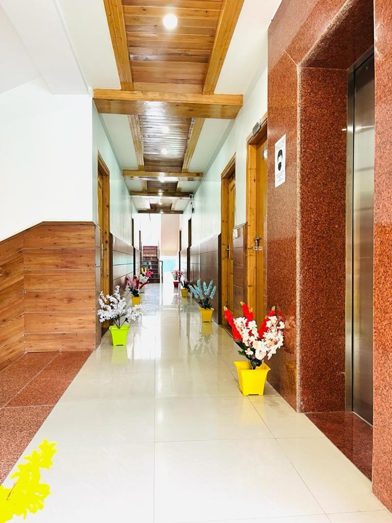 Vista - Centrally Heated ! Air Cooled ! - Managed By The Four Season ! Close To Mall Road