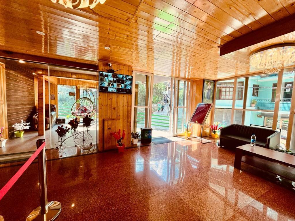 Vista - Centrally Heated ! Air Cooled ! - Managed By The Four Season ! Close To Mall Road