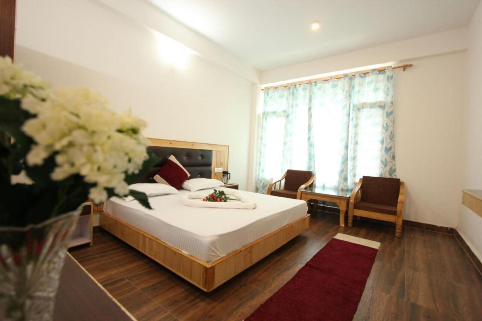 Goroomgo Saras - Near Hadimba Devi Temple - All Attached Balcony With Mountain View - Parking Facilities & Spacious Hotel Manali (Himachal Pradesh)