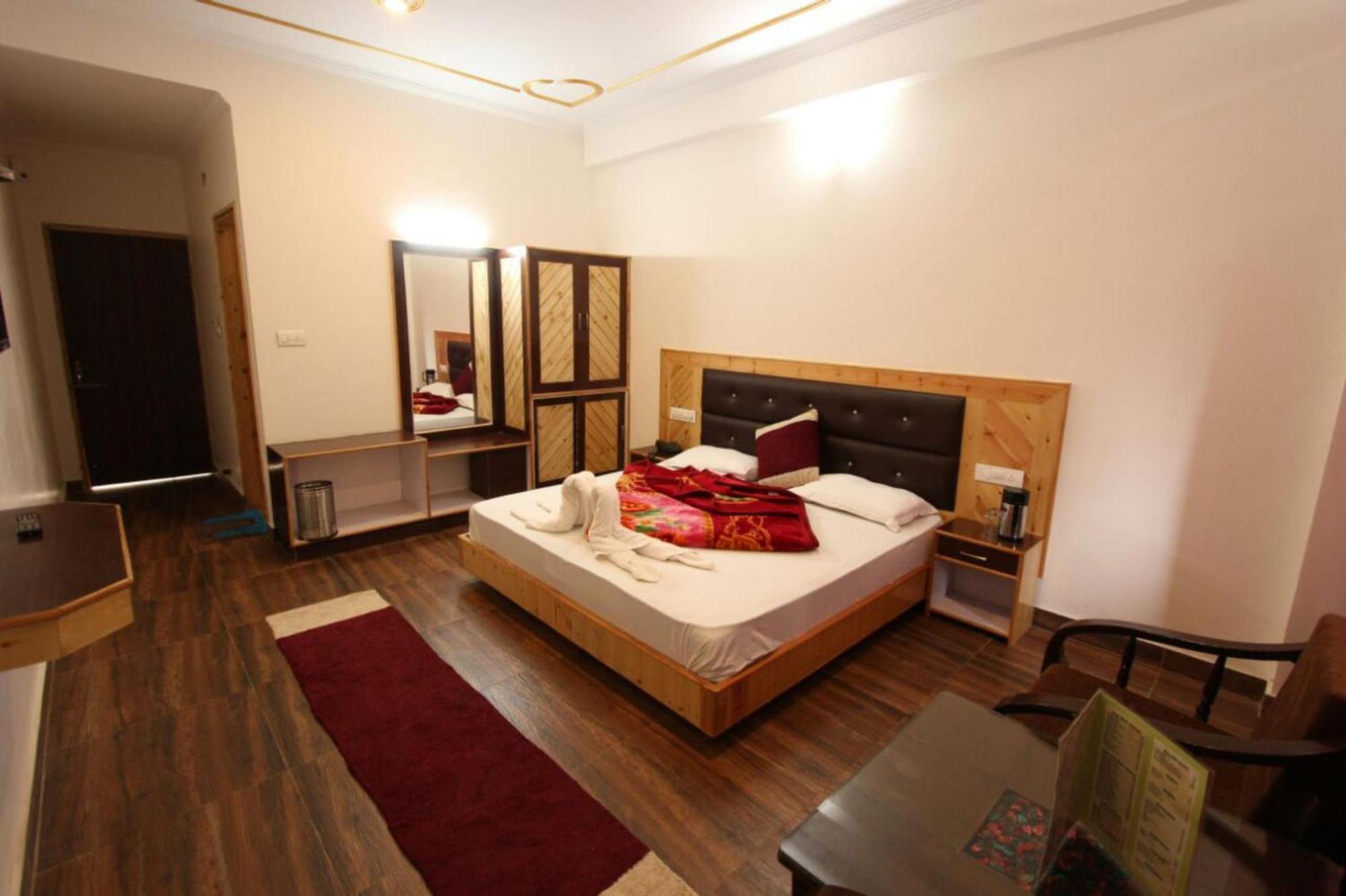 Goroomgo Saras - Near Hadimba Devi Temple - All Attached Balcony With Mountain View - Parking Facilities & Spacious Hotel