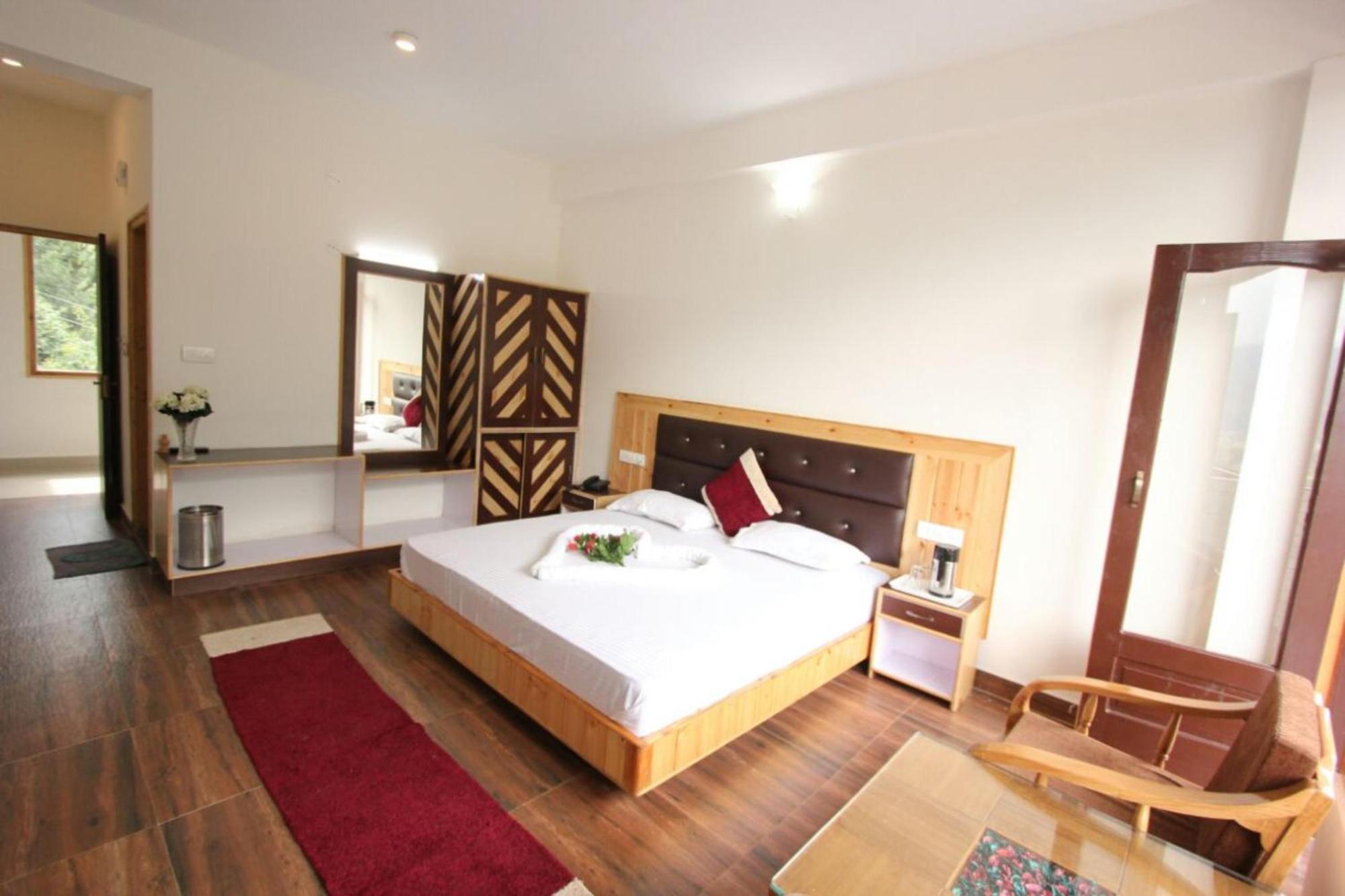Goroomgo Saras - Near Hadimba Devi Temple - All Attached Balcony With Mountain View - Parking Facilities & Spacious Manali (Himachal Pradesh)