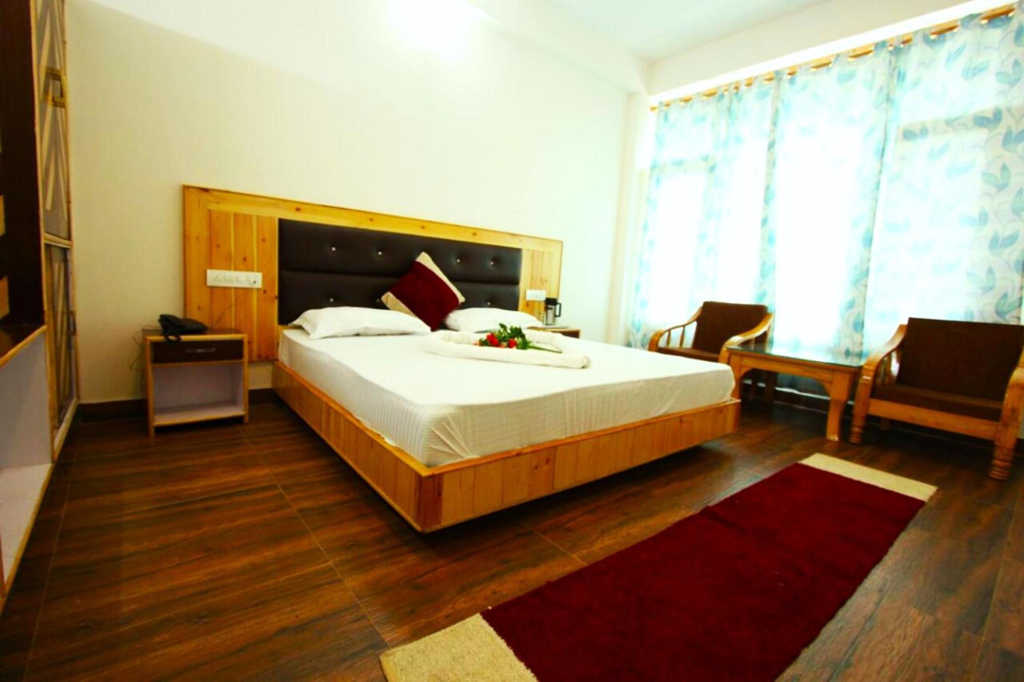 Goroomgo Saras - Near Hadimba Devi Temple - All Attached Balcony With Mountain View - Parking Facilities & Spacious 3* Manali (Himachal Pradesh)